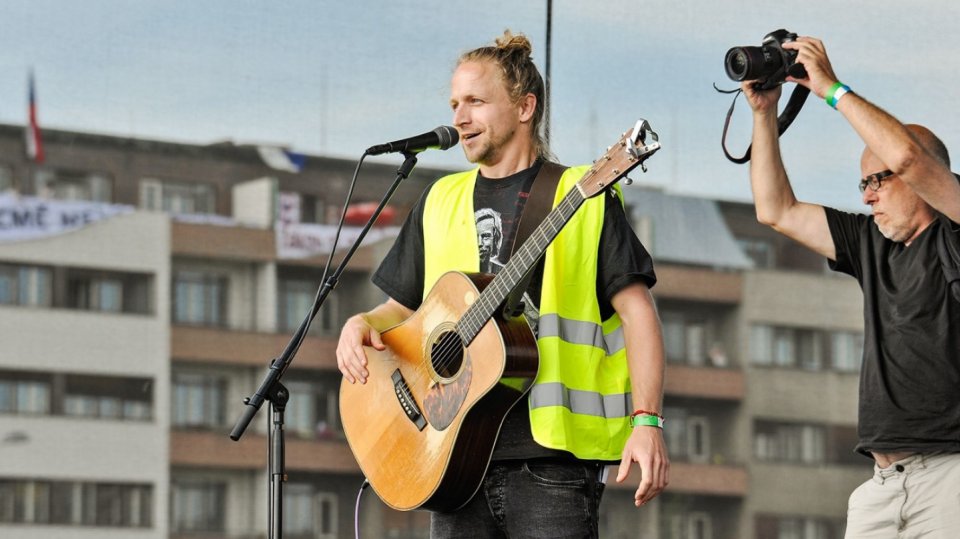 Tomáš Klus ve žluté vestě na Letné